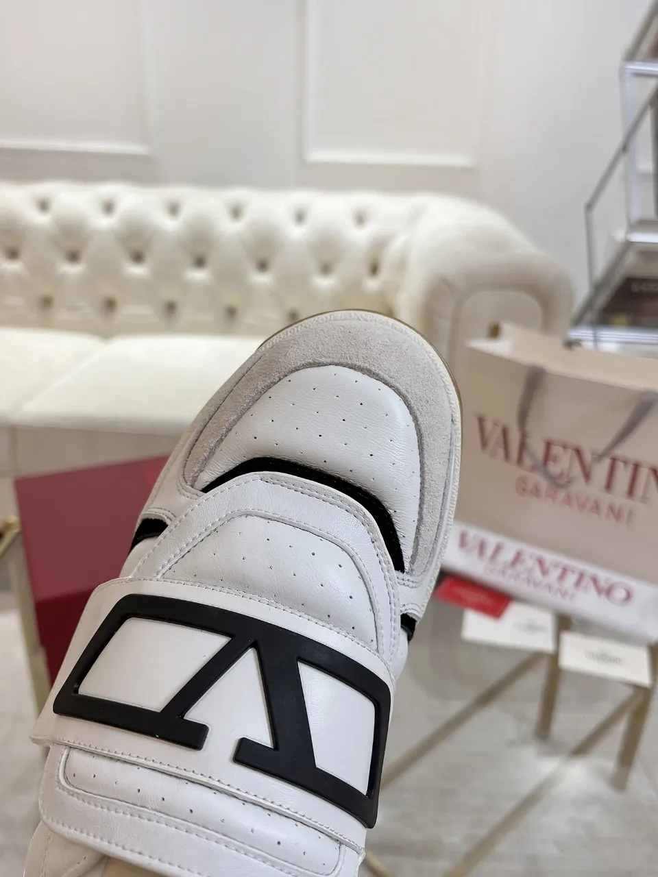 👟👟Ex-factory price 640👟👟 🔺Valentino🔺 Valentino casual shoes! Top version!  Purchase the original version and develop it 1:1! Lasting technology, classic splicing, fashionable and versatile, 🎁Full set of packaging at the same time at the counter. Fabric: customized cowhide + super soft sheepskin + mercerized cow suede. Lining: original double-sided velvet + breathable mesh. Outsole: original TPU material outsole, non-slip and wear-resistant. Code number: men 39~46